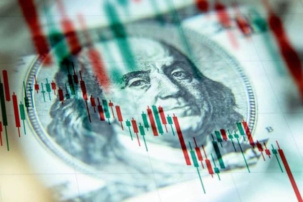 Market Focus: Dollar Drops, Oil Under Pressure